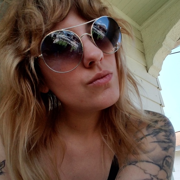 Meet your Posher, Brandi - Picture 1 of 1